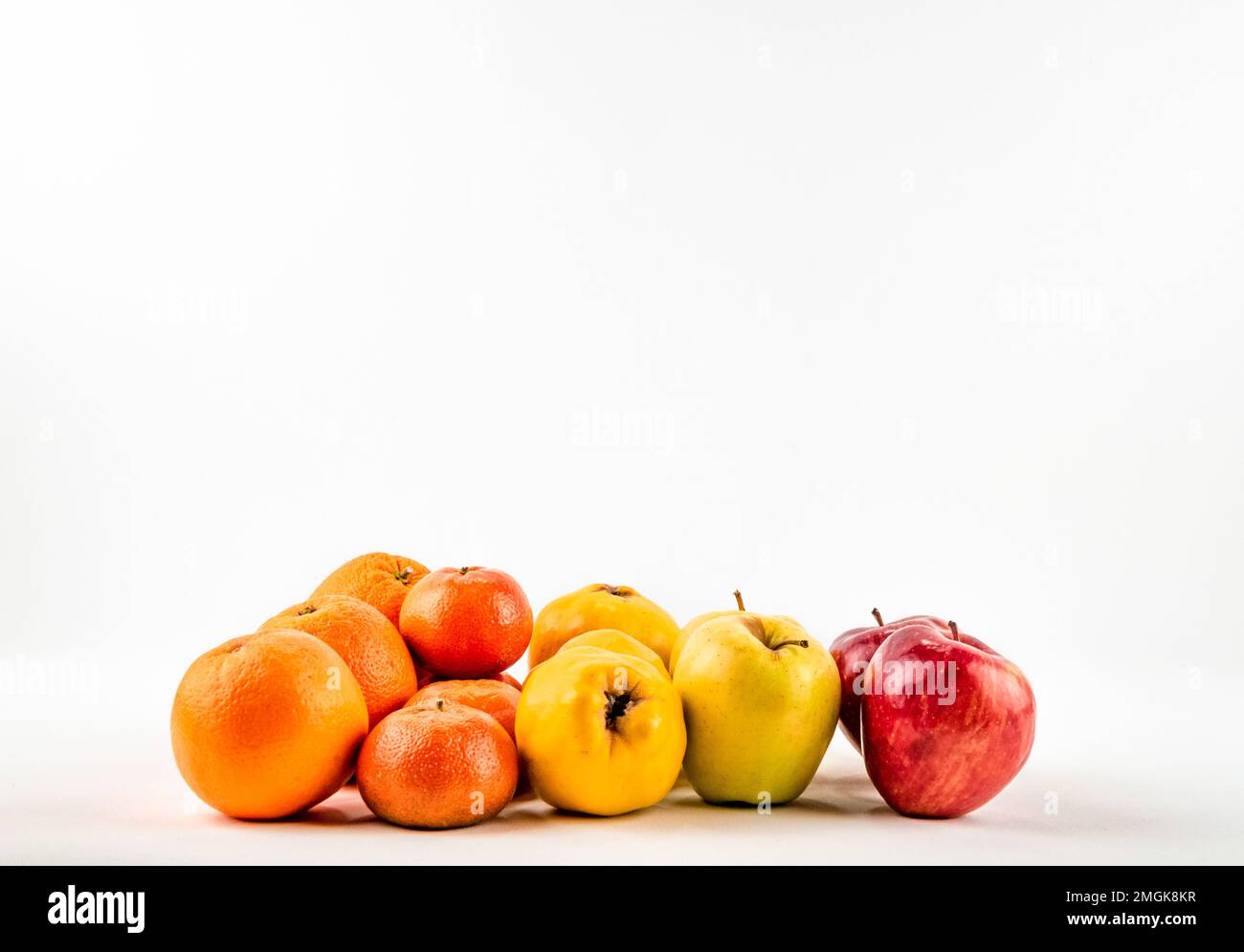 Frische, reife Mandarinen-Orangenapfelquitten auf weißem Hintergrund isoliert. Volle Schärfentiefe. Frische Mandarinen-Orangen-Apfelquitten für rohe Diät. Stockfoto