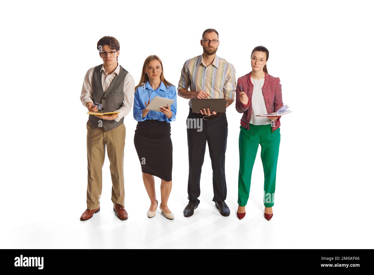 Eine Gruppe junger Menschen, Geschäftsleute, Büroangestellte, die zusammenstehen und isoliert vor weißem Hintergrund in die Kamera schauen. Stockfoto