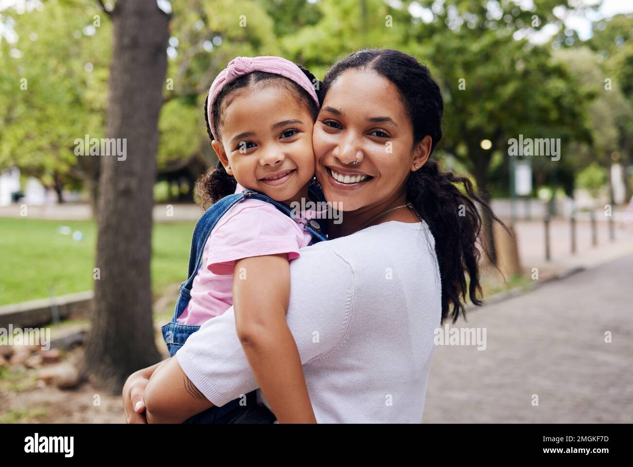 Porträt, umarmung von mutter und Kind im Park, lustiger Tag im Freien mit Liebe und Fürsorge, glückliche Menschen zusammen in der Natur. Familie, Glück und Bindung an die Kindheit Stockfoto