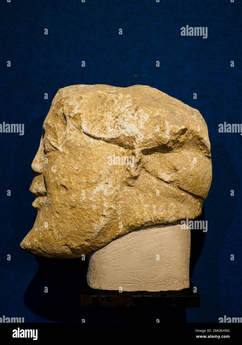 Votivdeponat mit männlichem Kopf, aus einer einheimischen Werkstatt. 550 - 525 BC - Museo Archeologico Regionale Paolo Orsi - Syracuse, Sizilien, Italien Stockfoto