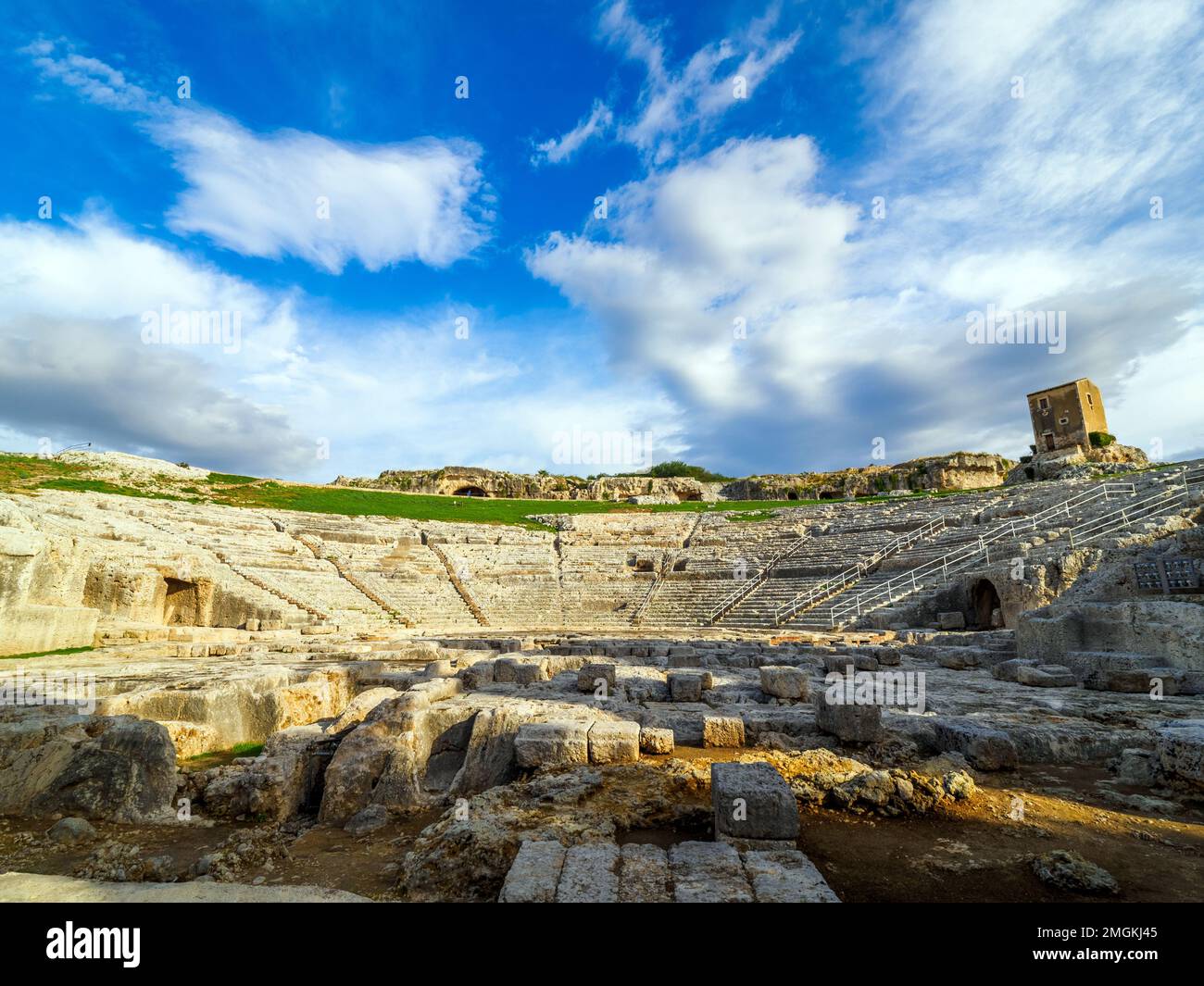 Das griechische Theater von Syracuse ist ein Theater im Archäologischen Park von Neapolis, an den Pisten auf der Südseite des Temeniten-Hügels, in Syrakus, Sizilien. Erbaut im 5. Jahrhundert v. Chr., wurde es dann im 3. Jahrhundert v. Chr. wieder aufgebaut. Und immer noch verwandelt in römischen Zeiten - Neapolis Archäologischer Park - Syrakus, Sizilien, Italien Stockfoto