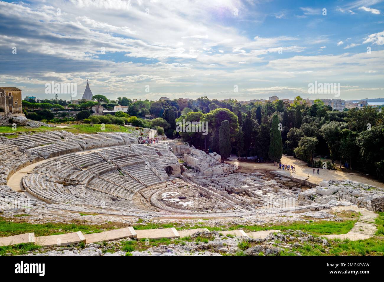 Das griechische Theater von Syracuse ist ein Theater im Archäologischen Park von Neapolis, an den Pisten auf der Südseite des Temeniten-Hügels, in Syrakus, Sizilien. Erbaut im 5. Jahrhundert v. Chr., wurde es dann im 3. Jahrhundert v. Chr. wieder aufgebaut. Und immer noch verwandelt in römischen Zeiten - Neapolis Archäologischer Park - Syrakus, Sizilien, Italien Stockfoto