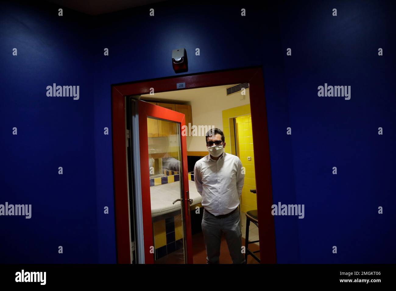 Zbynek Matela, manager of the Showpark brothel poses for a photo in Prague, Czech Republic, Monday, March 30, 2020. The Prague's city hall is considering the Showpark brothel as a shelter for the homeless in Prague in affords to limit their movements around the city and to stem the spread of the novel coronavirus called COVID-19. The new coronavirus causes mild or moderate symptoms for most people, but for some, especially older adults and people with existing health problems, it can cause more severe illness or death. (AP Photo/Petr David Josek) Stockfoto