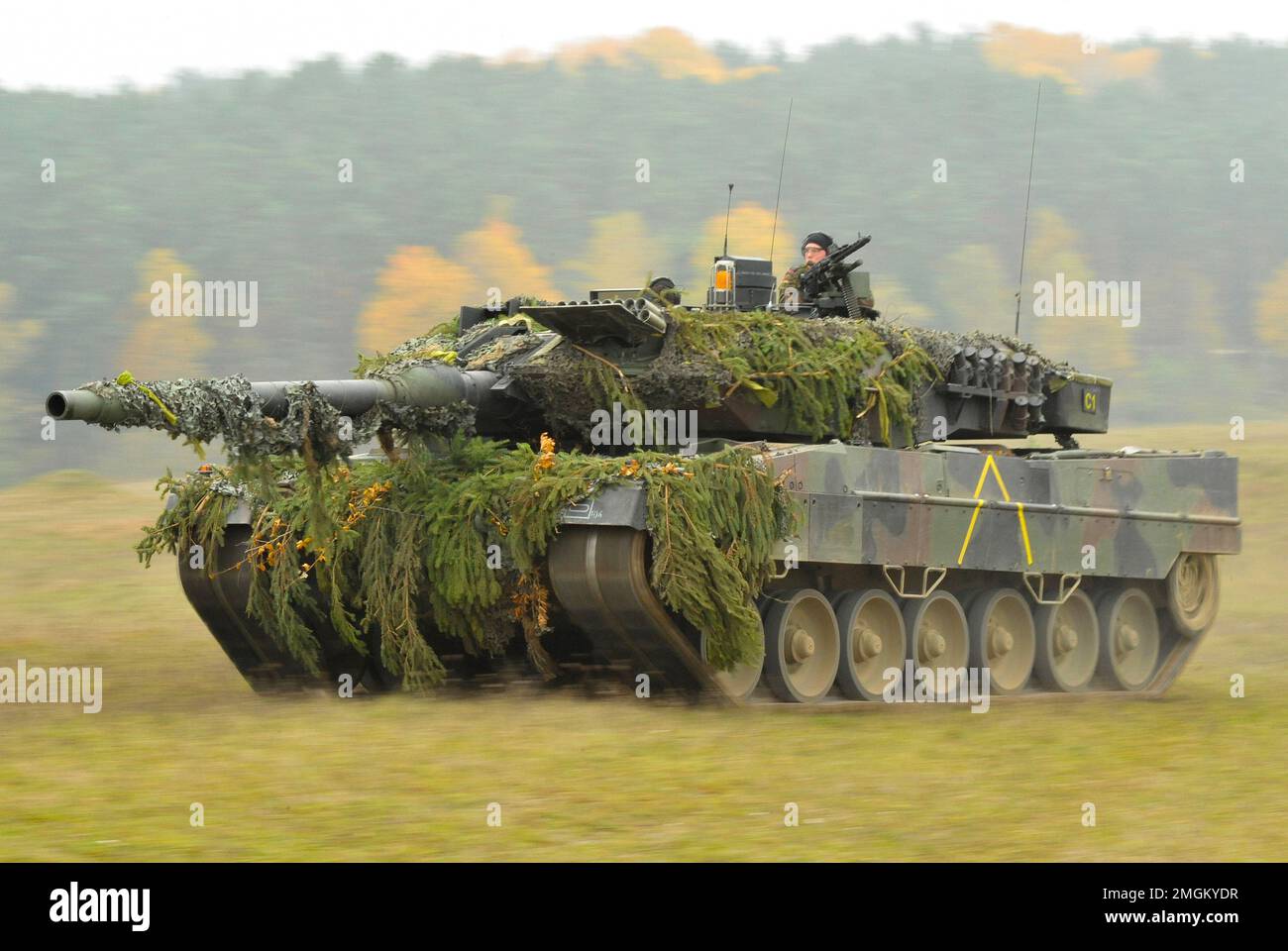 HOHENFELS, DEUTSCHLAND - 25. Oktober 2012 - Ein Hauptkampfpanzer der deutschen Armee Leopard II, dem 104. Panzerbataillon zugeteilt, bewegt sich durch den Joint Multinat Stockfoto