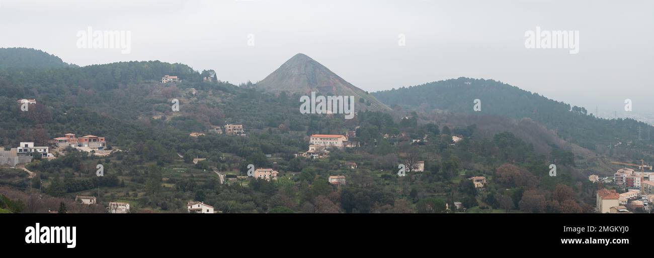 Grüne Hügel, Berggipfel und Häuser im Tal der Cevennes rund um Ales, Occitanie, Frankreich Stockfoto