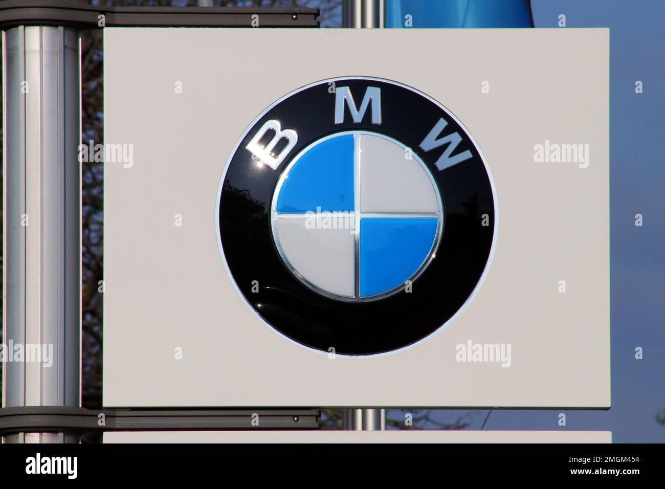 Italien, Jahr 2023, BMW-Autohändler Werbeschild mit Logo BMW, Editorial Stockfoto