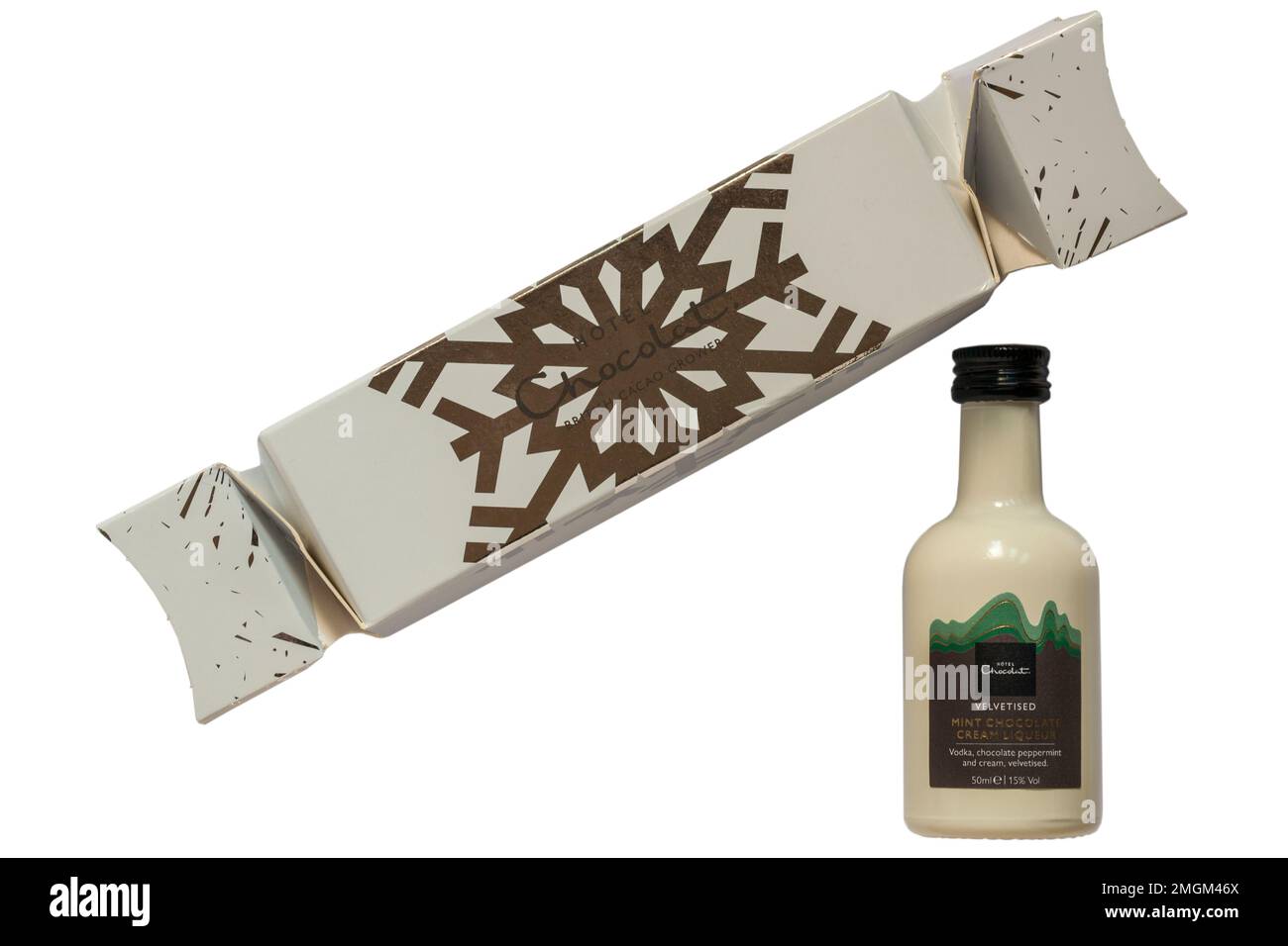 Miniaturflasche samtiger Minzschokolade-Creme-Likör von Hotel Chocolat Premium Cracker Selection auf weißem Hintergrund Stockfoto