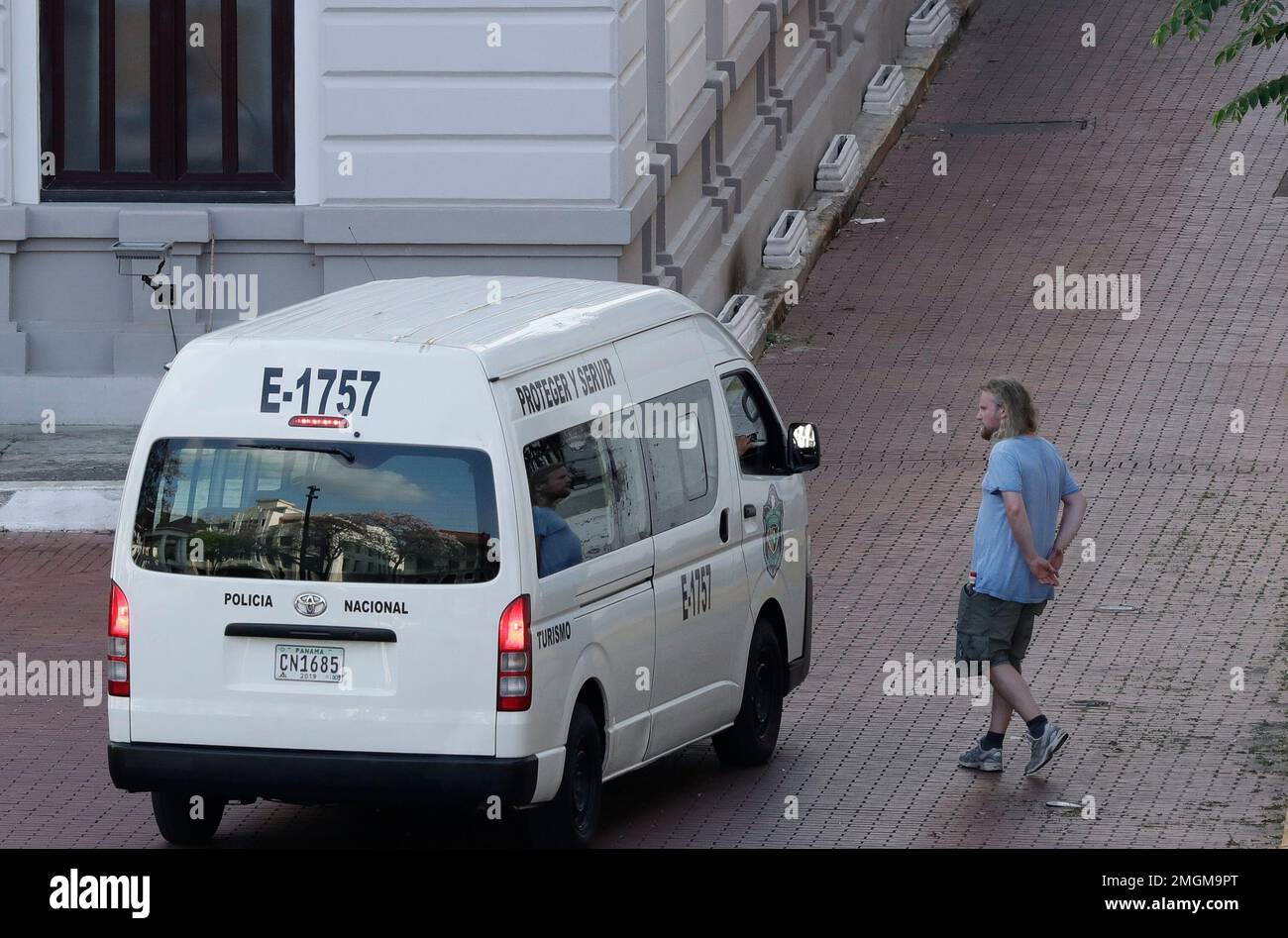 A police patrol car stops to a tourist as curfew begins, at the Casco Viejo neighborhood of Panama City, Tuesday, March 24, 2020. Panamanian President Laurentino Cortizo announced the change of a partial curfew to a full day curfew in all the country to help slow the spread of COVID-19. (AP Photo/Arnulfo Franco) Stockfoto