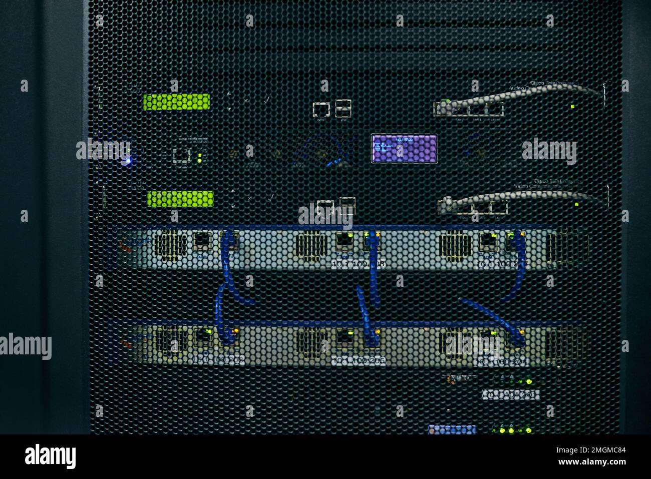 Kabelgebunden, damit Sie immer in Verbindung bleiben. Einen Computer und Kabel in einem Rechenzentrum. Stockfoto