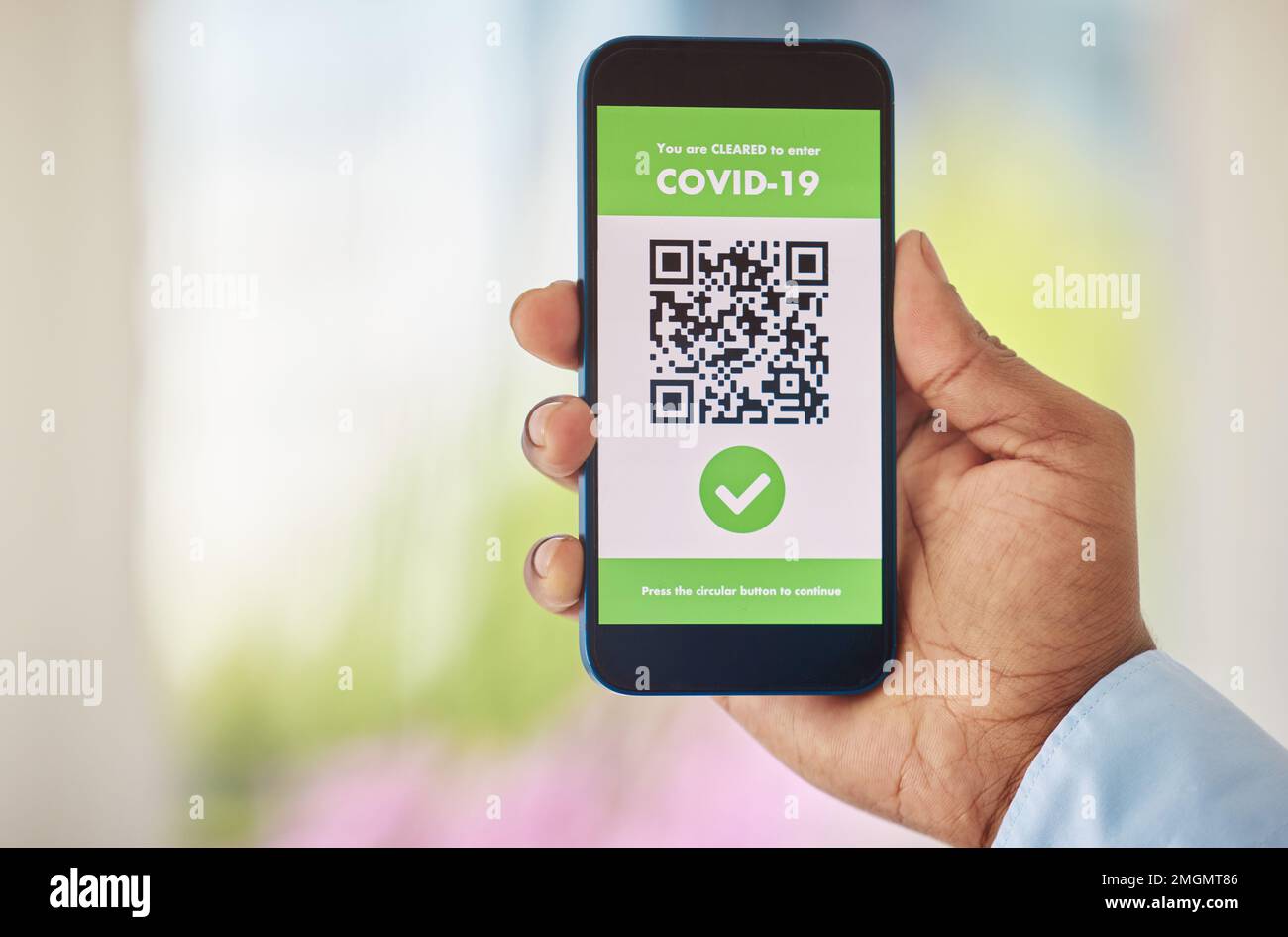 Coronavirus, Impfstoff und mobiles Zertifikat für Reise, Reise oder medizinische Zertifizierung auf einem Telefon. Technologie, Gesundheitswesen und Nahaufnahme mit App Stockfoto