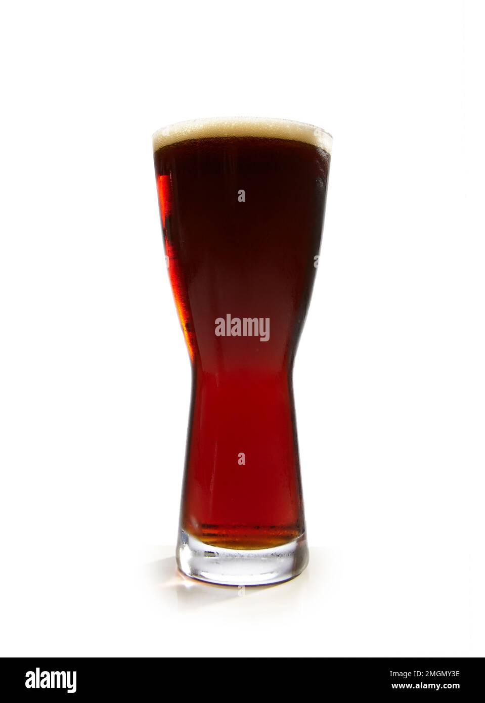 Drei Gläser kaltes Bier auf weißem Hintergrund, rotes Bier mit Bierschaum Stockfoto