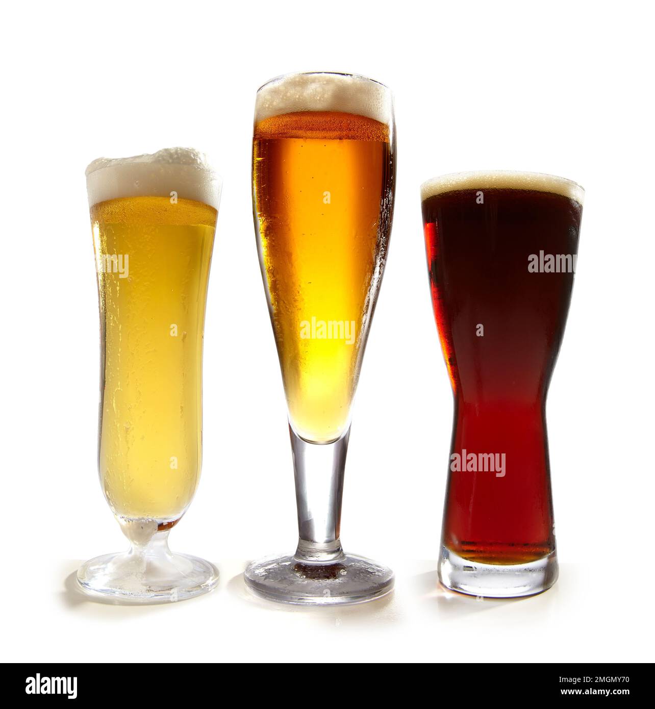 Drei Gläser kaltes Bier auf weißem Hintergrund, Lagerbier und rotes Bier mit Bierschaum Stockfoto