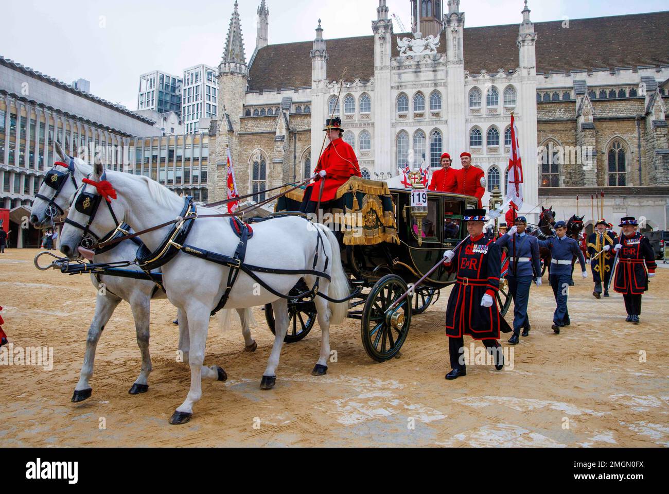 Eine Kutsche im Guildhall, mit Yeomen, die zur 694. Show neben uns marschiert. Die Lord-Mayors-Show in London mit Pferden und Pracht. Stockfoto