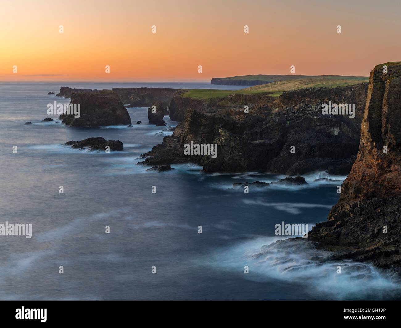 Landschaft auf der Halbinsel Eshaness. Die berühmten Klippen und Seestücke von Eshness, eine der Hauptattraktionen auf den Shetland Islands. Die Klippen sind ein großer Pluspunkt Stockfoto
