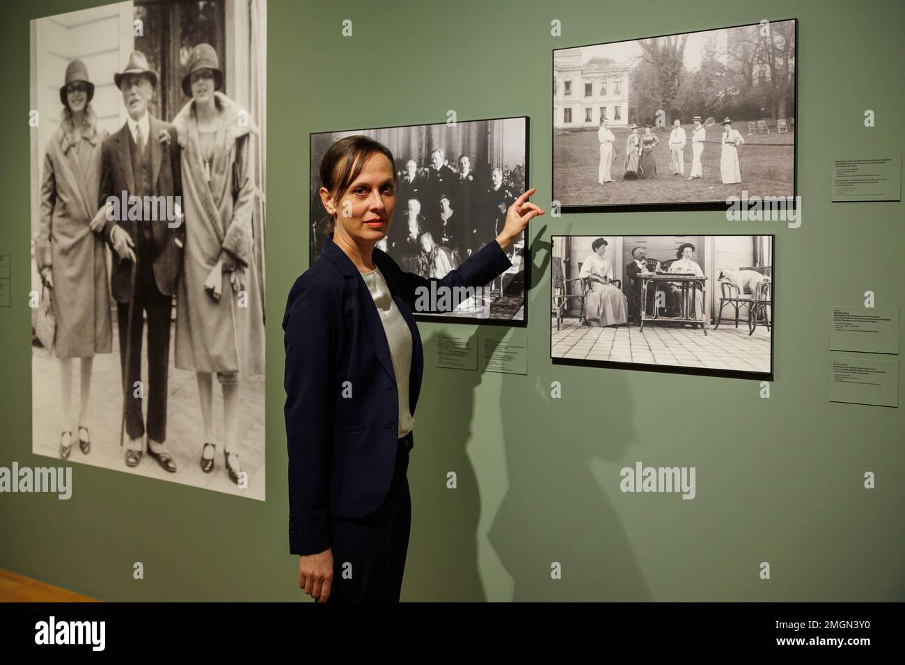 26. Januar 2023, Hessen, Frankfurt/M.: Kuratorin Katharina Weiler zeigt vergrößerte Fotografien aus einem Fotoalbum in der Ausstellung "The Maximilian von Goldschmidt-Rothschild Collection". Das Museum für Angewandte Kunst widmet die Ausstellung dem privaten Sammler und Patron und seiner ehemaligen Kunstsammlung. Seine Geschichte spiegelt das Leben seines Sammlers wider, der unter dem Nationalsozialismus als Jude verfolgt wurde. Die Ausstellung konzentriert sich daher auf den Verkauf der Sammlung an die Stadt Frankfurt am Main im Jahr 1938 durch die Nazis im Zusammenhang mit der Verfolgung. Foto: Jörg Halisch/dpa Stockfoto