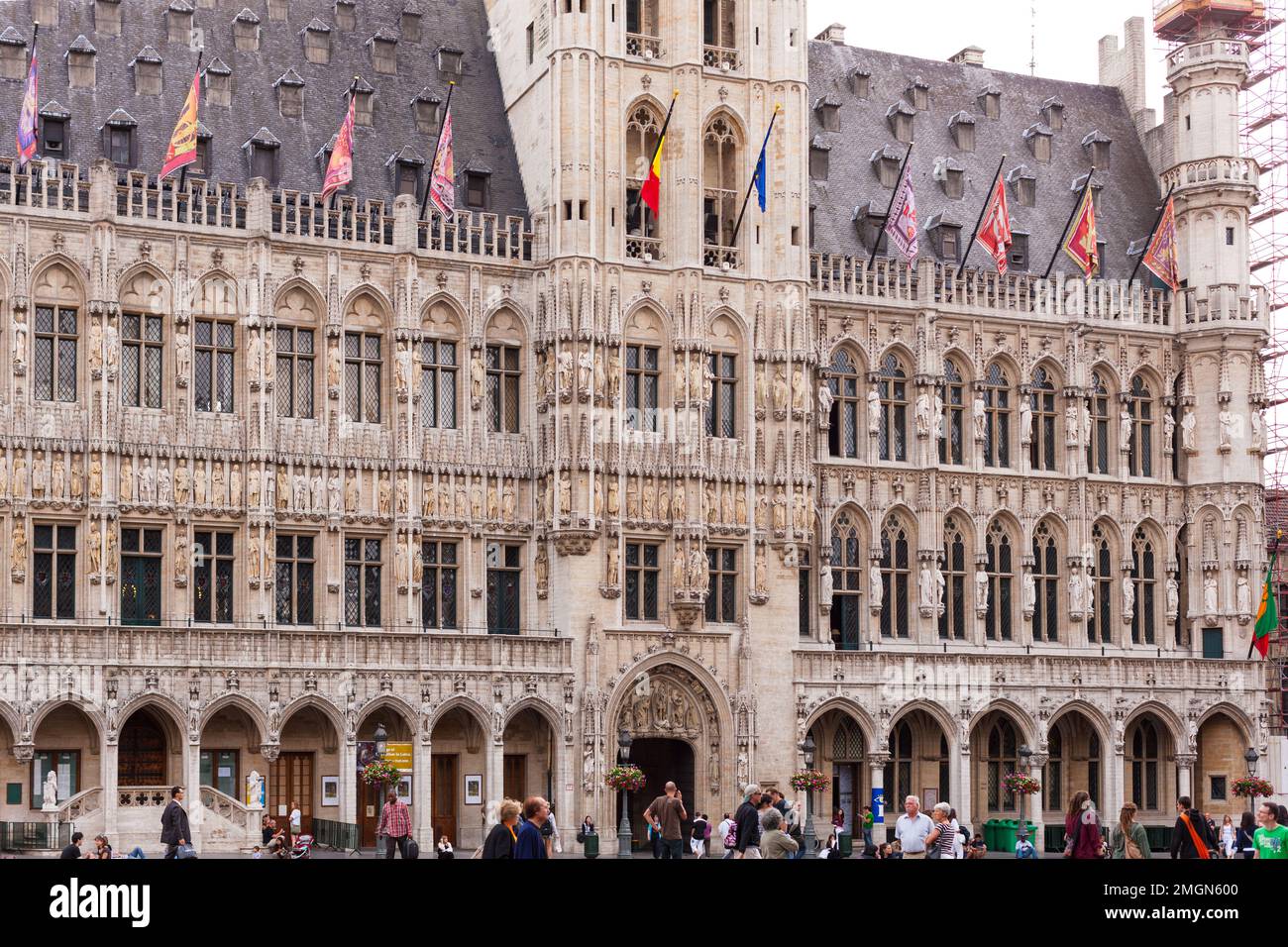 Brüssel, Belgien - 7. Juli 2010 : Brüsseler Rathaus. Eines von vielen Gebäuden im gotischen Stil rund um den Grote Markt (Grand Place). Stockfoto