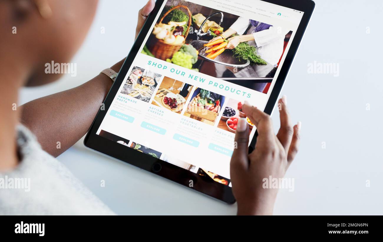 Soziale Medien, Essen und Blog von weiblicher Beeinflusserin auf einem digitalen Tablet, Überprüfung des Designs und Layouts der Homepage. Gesundheit, Ernährung und weibliche Ernährung Stockfoto