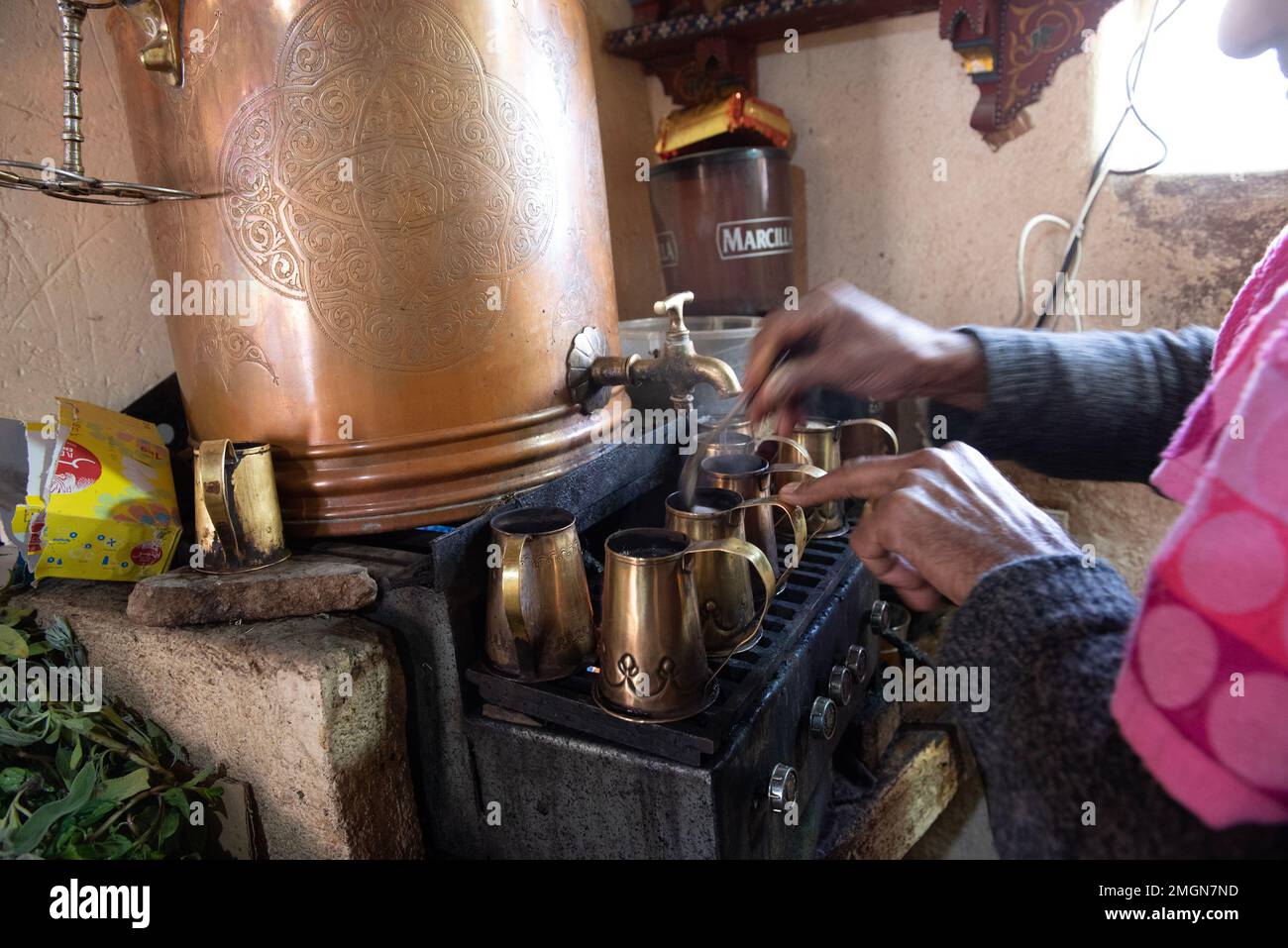 Fes, die alte kaiserliche Stadt Marokkos, wo die Leute mit Kräutertees entspannen, vor allem mit Minze in den kleinen, intimen Cafés. Individuell nach Geschmack zubereitet Stockfoto