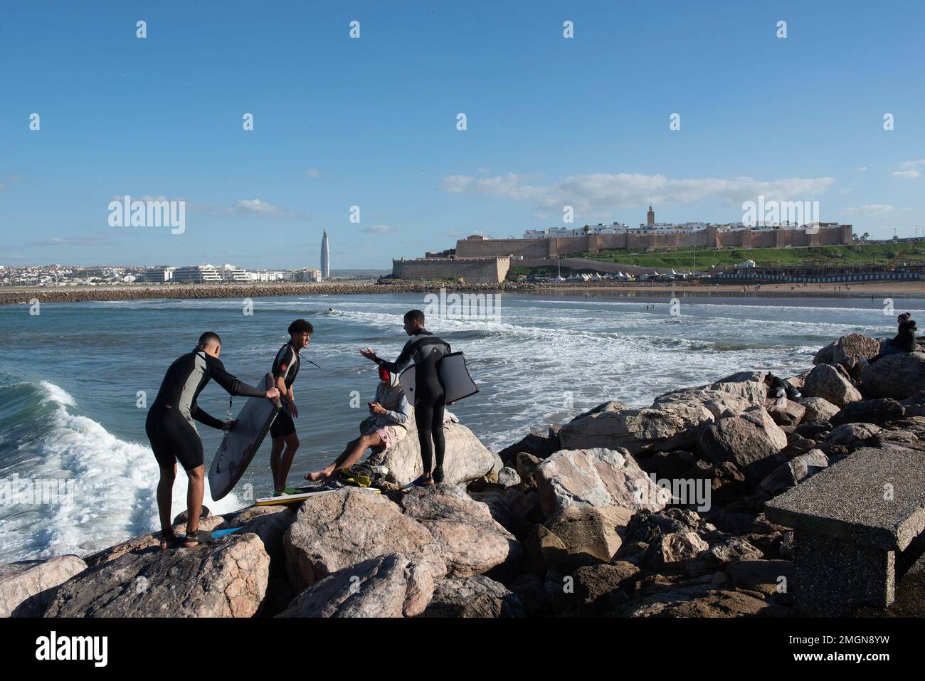 Rabat ist die Hauptstadt von Marokko, der Hafen ist großartig zum Surfen vor Ort mit Mauern der Kasbah, wiederaufgebaut und mit Museum etc. Im Hintergrund Stockfoto