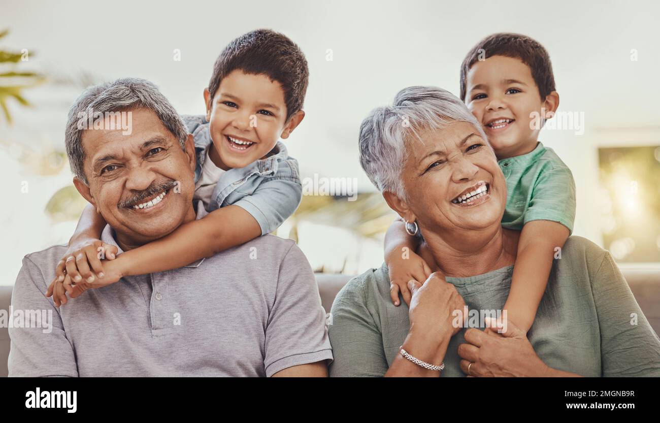 Familie, Umarmung mit Großeltern und Kindern im Porträt, Liebe und Fürsorge mit Beziehung, Bindung und zusammen. Ruhestand, Wellness und Glück Stockfoto