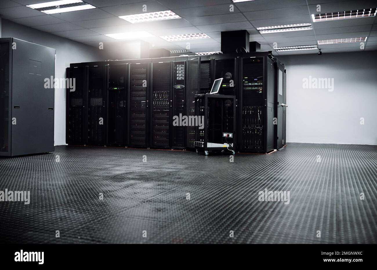 Wo alle Daten verarbeitet werden. Das Innere eines Serverraums in einem Rechenzentrum. Stockfoto