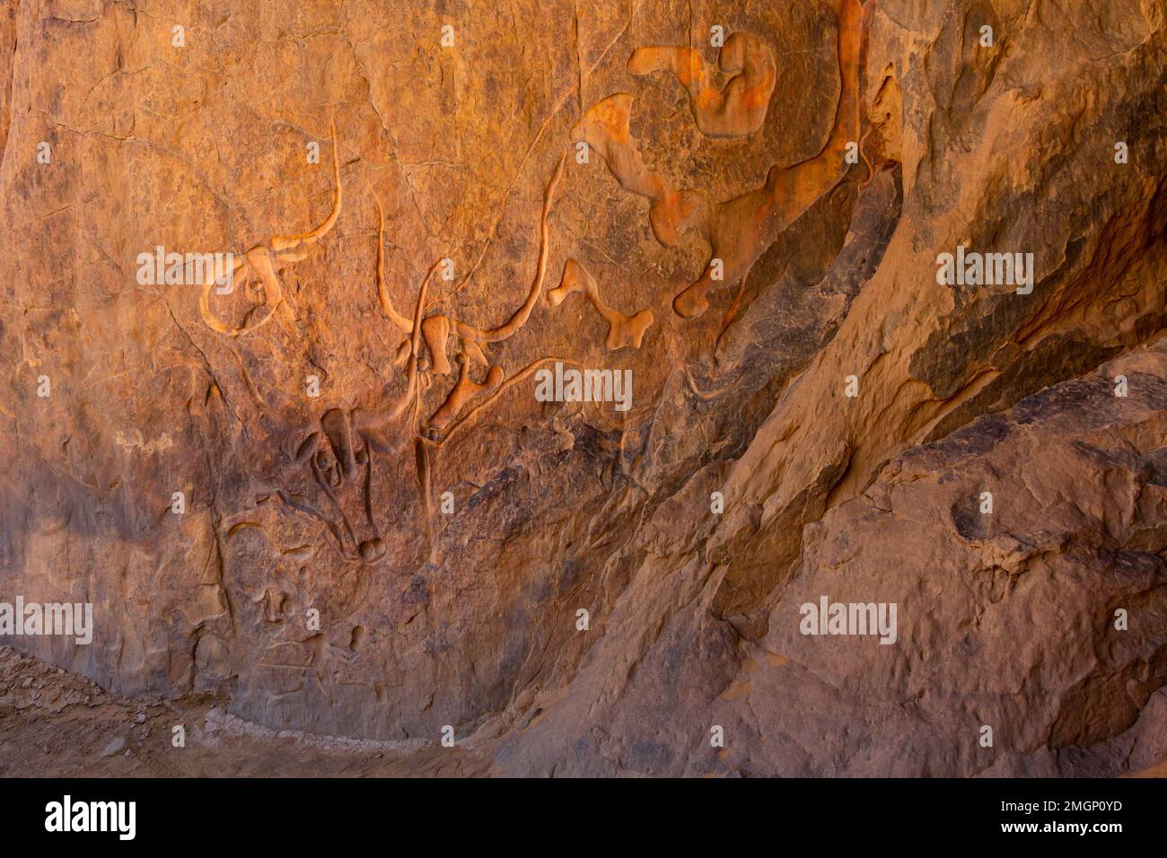 Berühmte Reliefskulptur einer schreienden Kuh in Tegharghart, in der Nähe von Djanet, Tassili n’Ajjer Nationalpark, Südalgerien, Nordafrika, Stockfoto