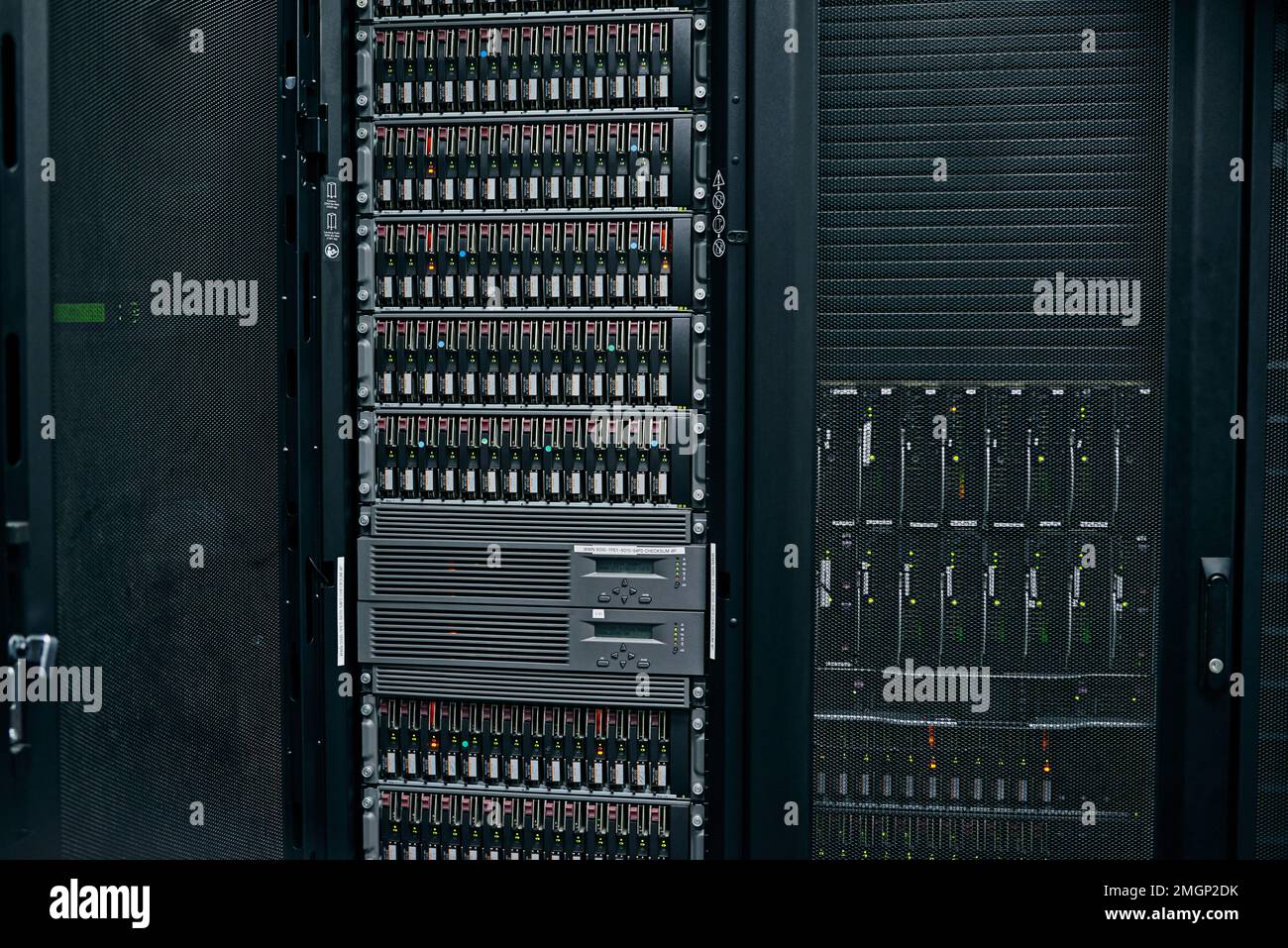 Die Hardware hinter einem soliden Computernetzwerk. Industriecomputer in einem Rechenzentrum. Stockfoto