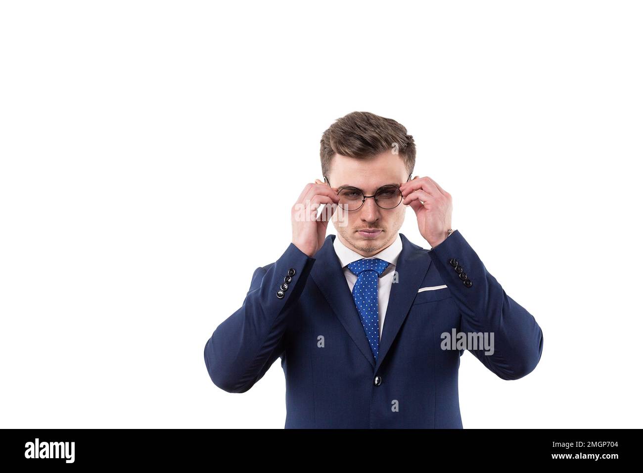 Ein gutaussehender Geschäftsmann im Anzug nimmt seine Brille ab und zeigt eine Geste des Verbots. Konzept im Studio auf weißem Hintergrund. Stockfoto