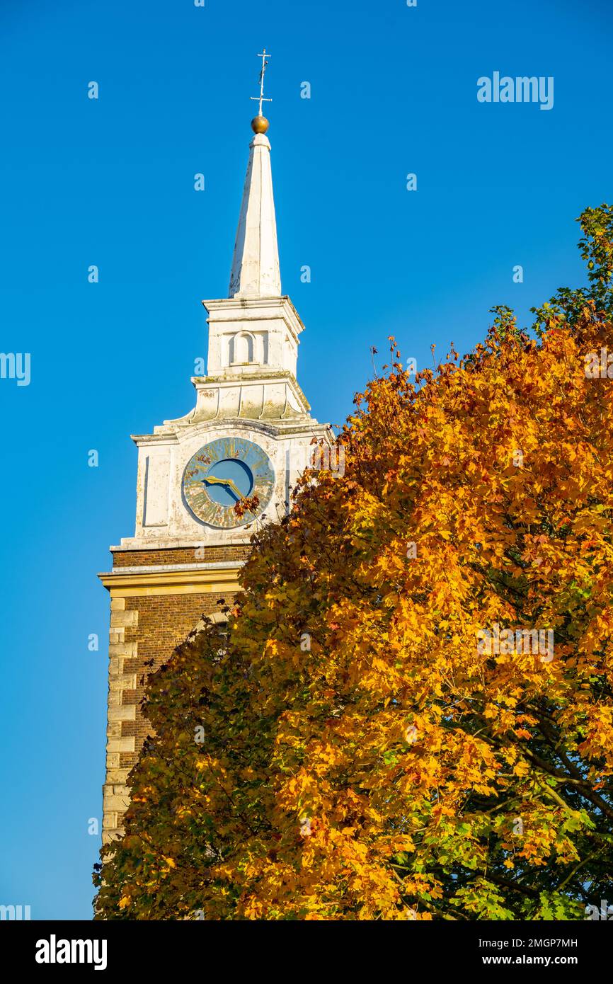 An einem Herbstmorgen in der Kirche grabend nach Luft schauen Stockfoto