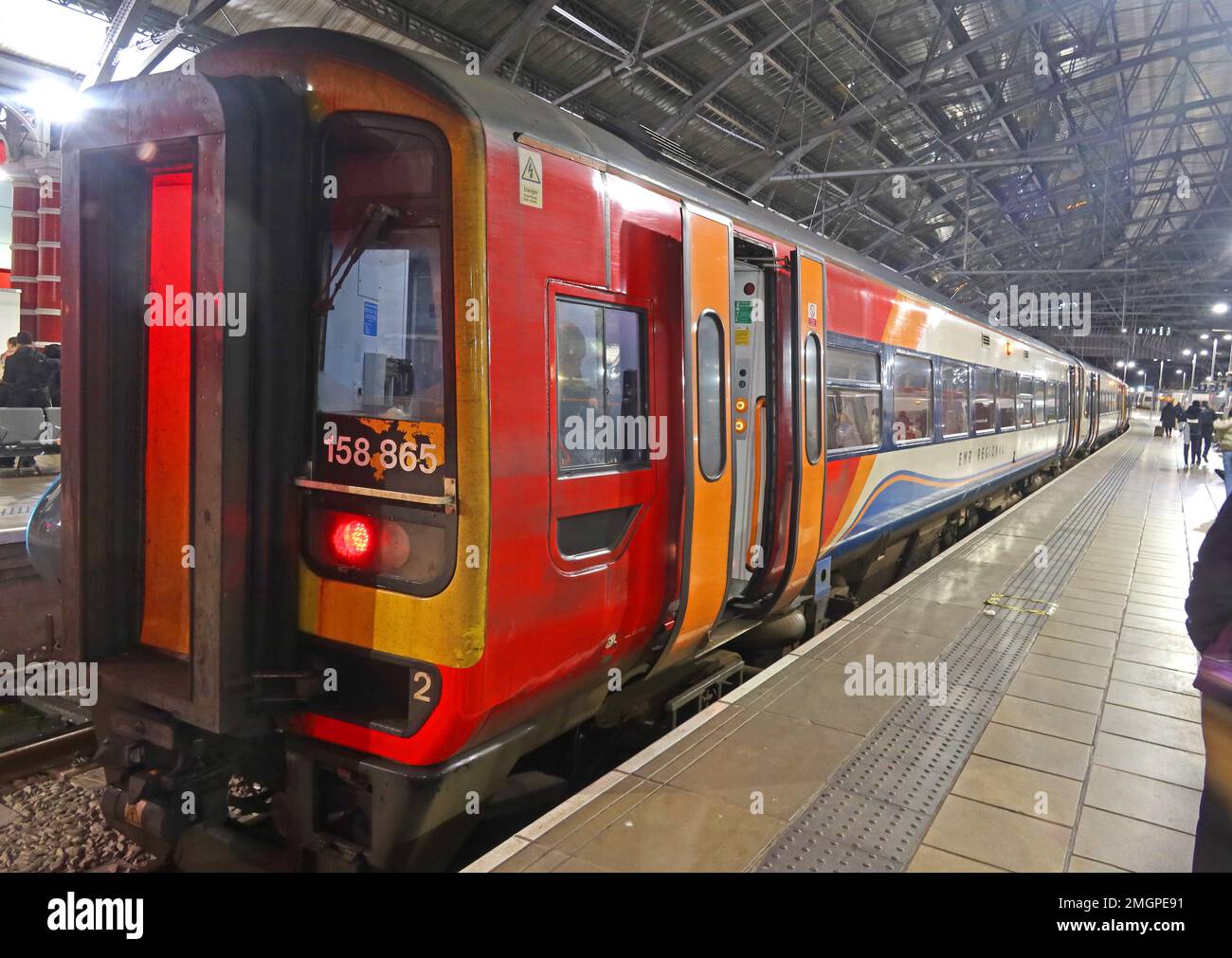Nottingham in Richtung EMR East Midlands Railway DMU Diesel Multiple Unit 158865, British Rail Class 158 Express Sprinter, in Lime St Liverpool bei Nacht Stockfoto