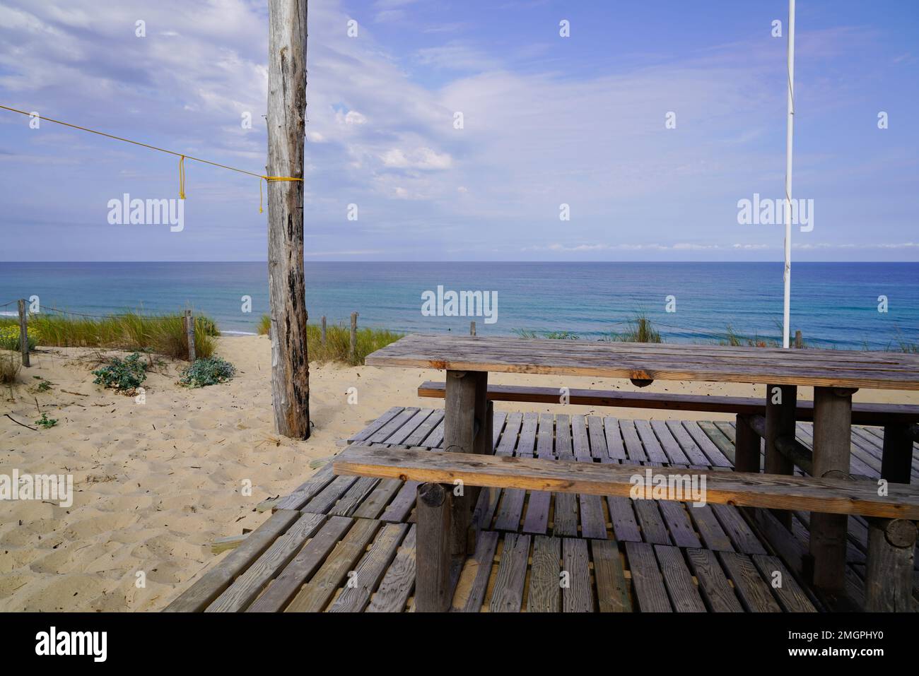 Bank aus Holz Foto nic Tisch Sandstrand Blick im Sommer an Cap Ferret Küste Frankreich Stockfoto