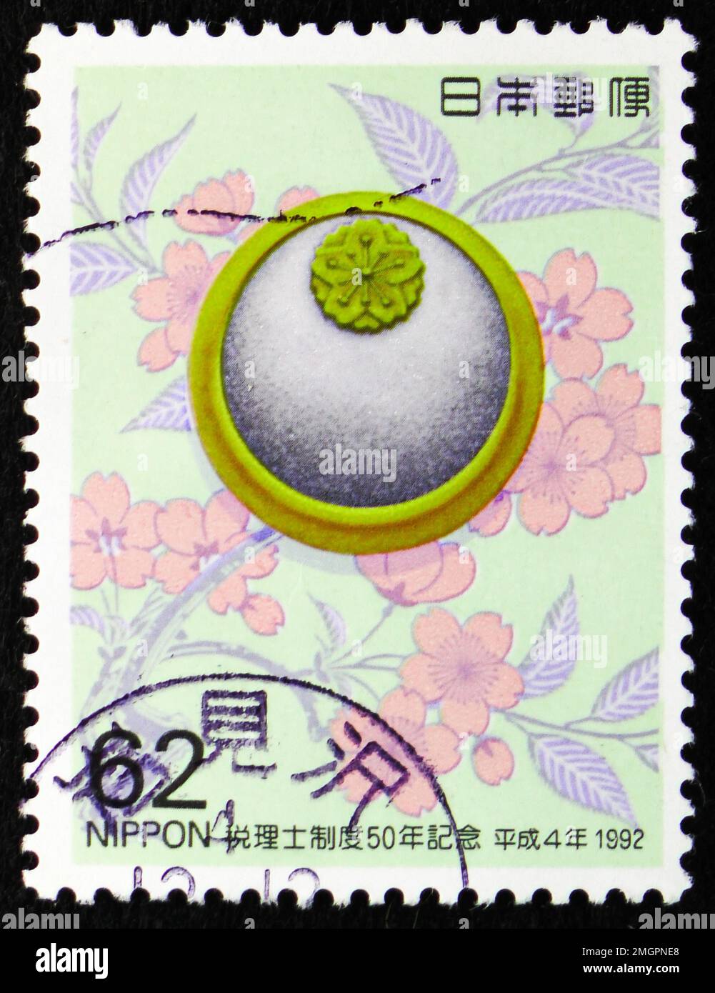 MOSKAU, RUSSLAND - 25. DEZEMBER 2022: Der in Japan gedruckte Poststempel zeigt den 50. Jahrestag des Tax Practitioners Act, ca. 1992 Stockfoto