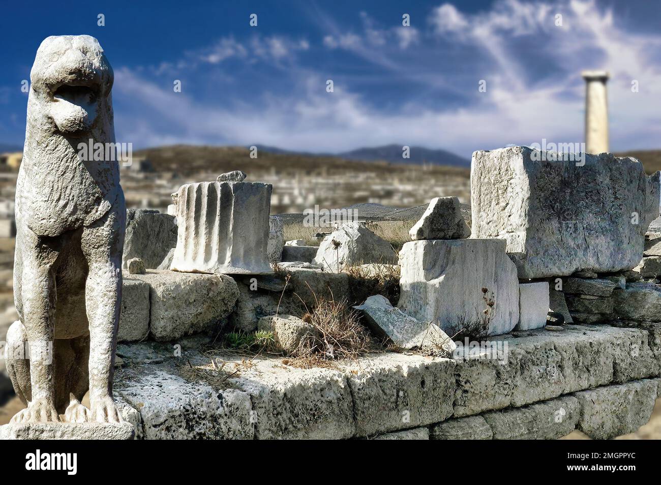 Ruinen und Marmorstatuen auf der griechischen Insel Delos. Die Architektur des antiken Griechenlands ist eines der größten Freilichtmuseen der Antike Stockfoto