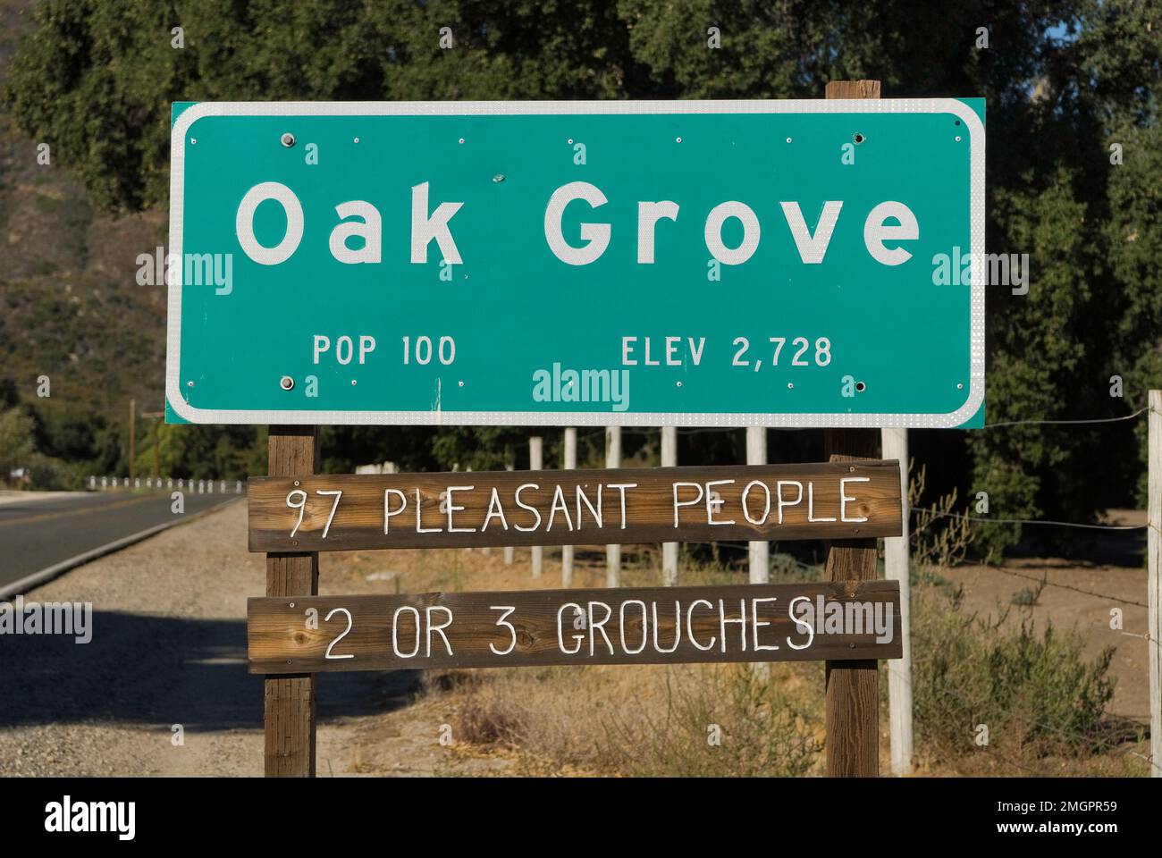 Namensschild an der Oak Grove Siedlung, State Highway 79, in der Nähe von Sunshine Summit, Peninsular Ranges, Kalifornien, USA Stockfoto