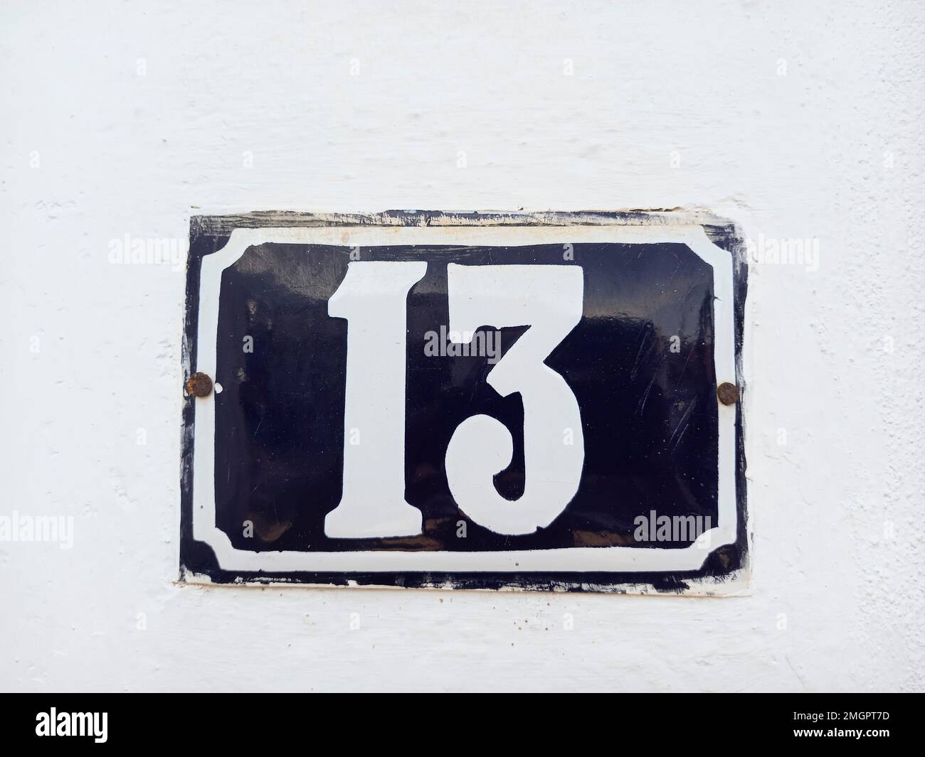 Nummer dreizehn im Metallplattenformat, mit Kopierraum und blauer und weißer Farbe - 13 Stockfoto