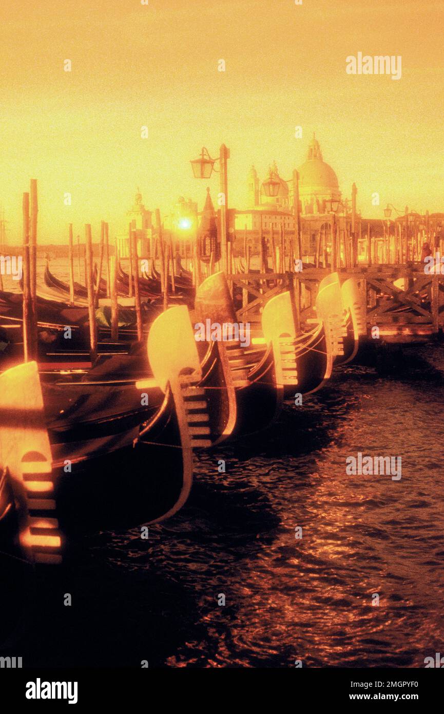Italien, Venedig, Gondeln am Molo San Marco mit Santa Maria della Salute im Hintergrund Stockfoto