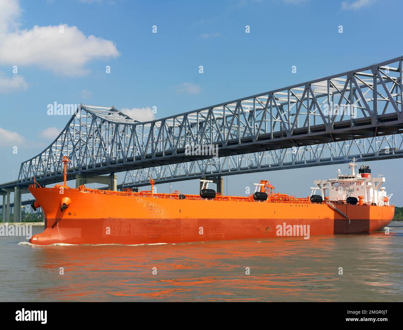 USA, Louisiana, New Orleans, Frachtschiff und Crescent City Verbindungsbrücke über den Mississippi River, die die Innenstadt von New Orleans verbindet. Stockfoto