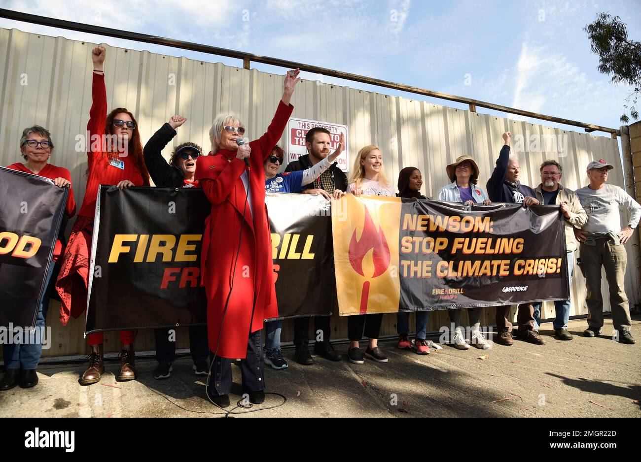 Actress Jane Fonda, left, speaks to Fire Drill Fridays participants blocking the entrance to an oil field in the Wilmington neighborhood of Los Angeles, Friday, March 6, 2020, in Los Angeles. (AP Photo/Chris Pizzello) Stockfoto