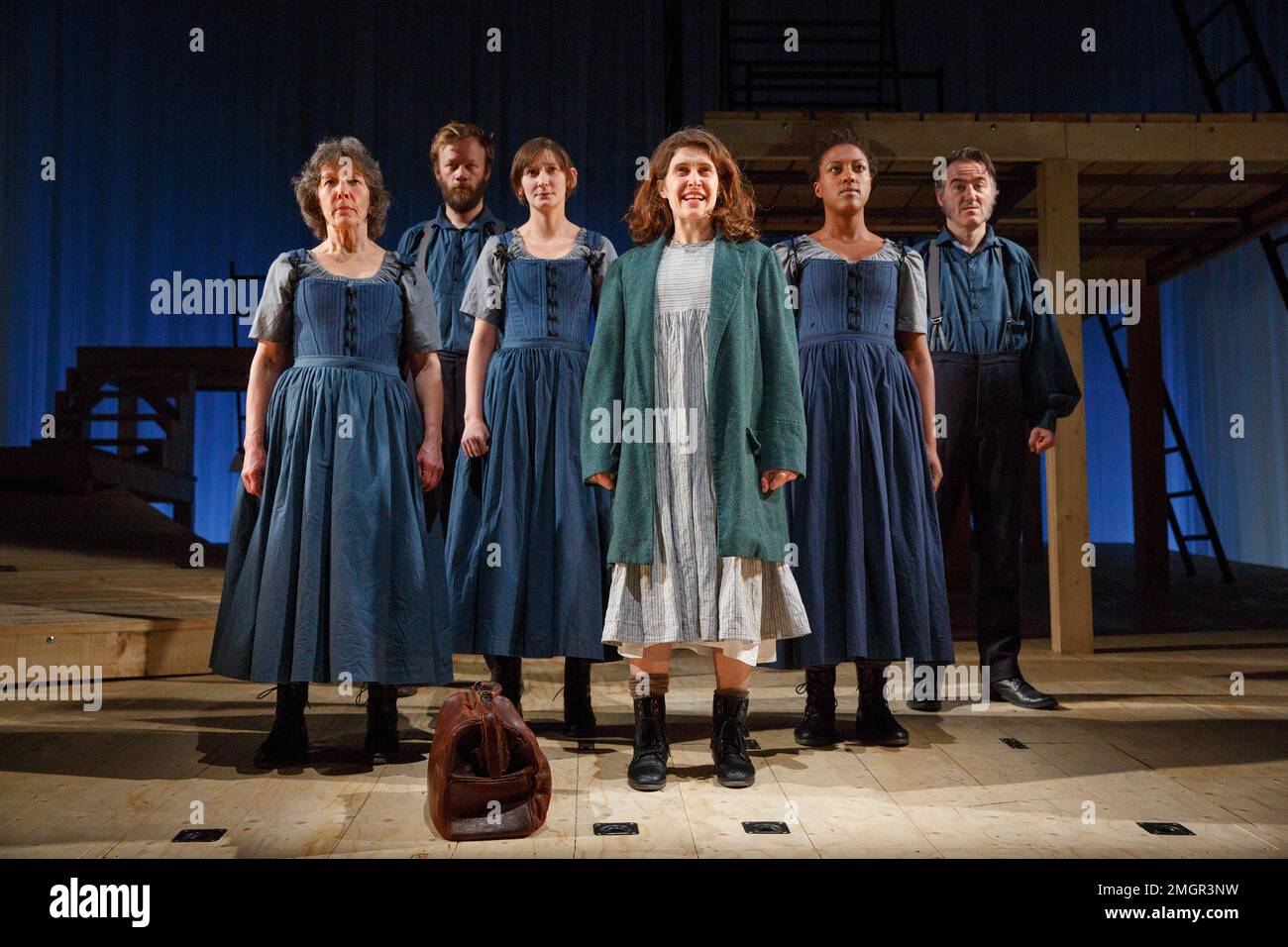 Im Zentrum: Madeleine Worrall (Jane) in JANE EYRE im Bristol Old Vic, Bristol, England 20/02/2014 eine Koproduktion mit dem National Theatre auf der Grundlage des Romans von Charlotte Bronte, entwickelt von der Firma Dramaturg: Mike Akers Komponist und musikalischer Regisseur: Benji Bower Set Design: Michael Vale Kostüme: Katie Sykes Beleuchtung: Aideen-Malone-Bewegung: Dan Canham Regisseur: Sally Cookson Stockfoto