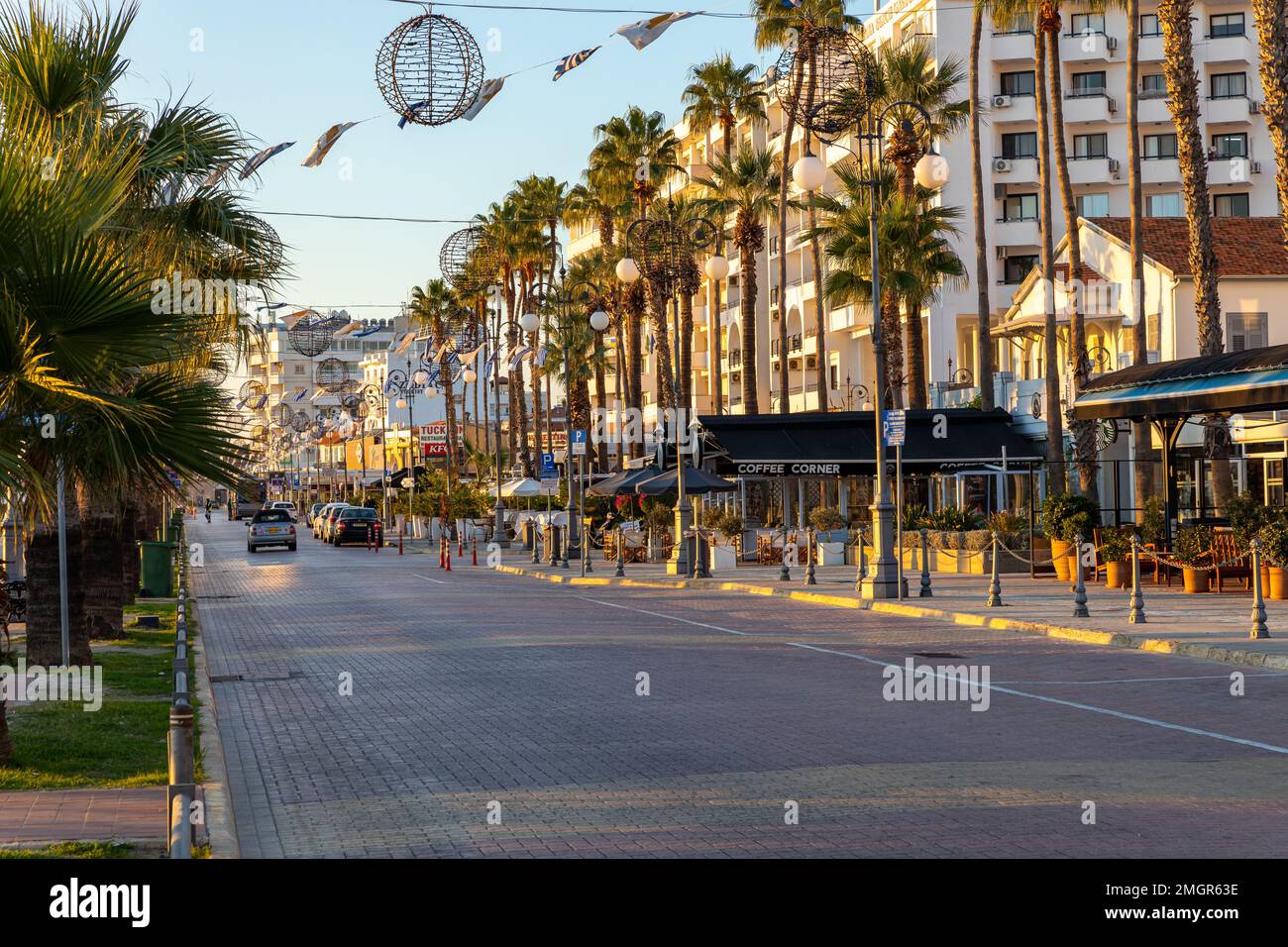 Sonnenaufgang an der beliebten Finikoudes Promenade in Larnaca, Zypern. Stockfoto