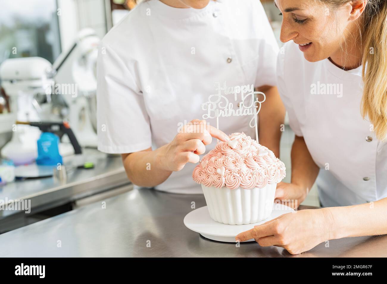 Süßigkeiten schmücken große Geburtstagskuchen-Muffins mit Süßigkeiten in der Bäckerei Stockfoto
