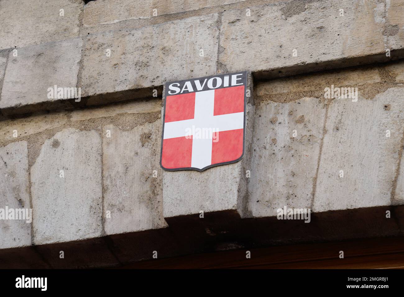 Savoie Logo Schriftzeichen frankreich Region mit weißem rotem savoyard Wappen an der Wand Gebäude Stockfoto