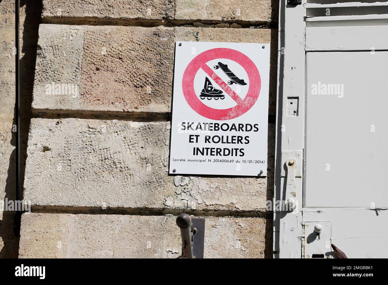 Rotes Verbotsschild „kein Rollschuhlaufen und Skateboarden“ und französischer Text am Straßenbau bedeutet, dass Skateboard und Rollschuhlaufen nicht erlaubt sind Stockfoto