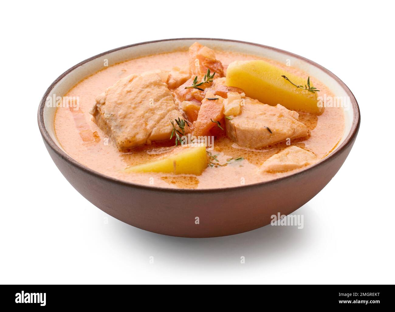 Schale mit Lachs- und Tomatensuppe mit Sahne isoliert auf weißem Hintergrund Stockfoto