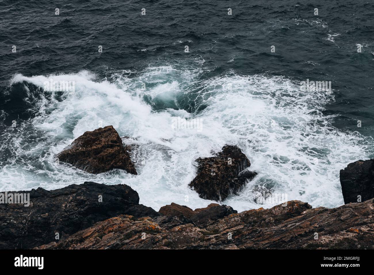 Wellen schlagen in Felsen nördlich von Newquay, Cornwall Stockfoto