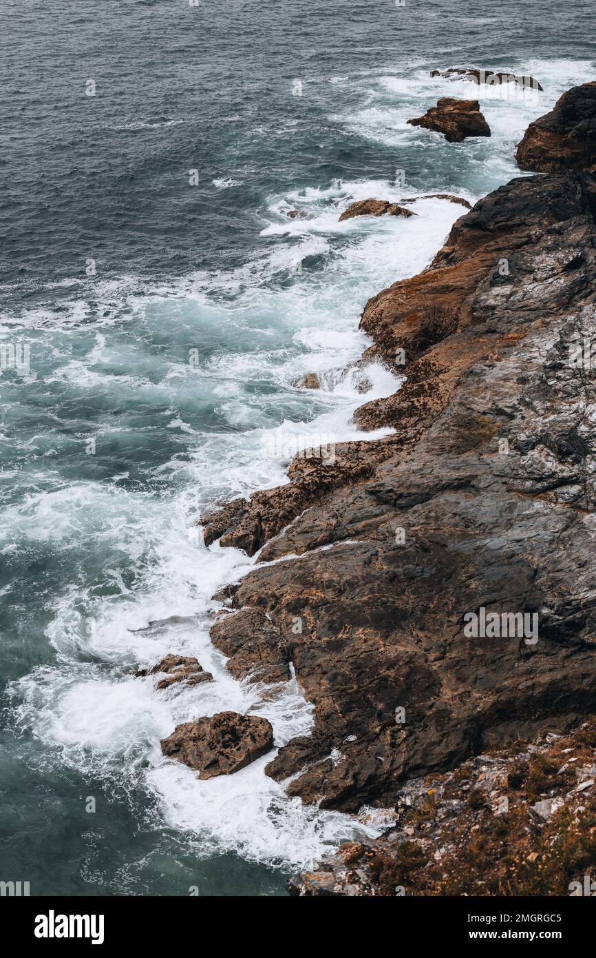 Wellen schlagen in Felsen nördlich von Newquay, Cornwall Stockfoto