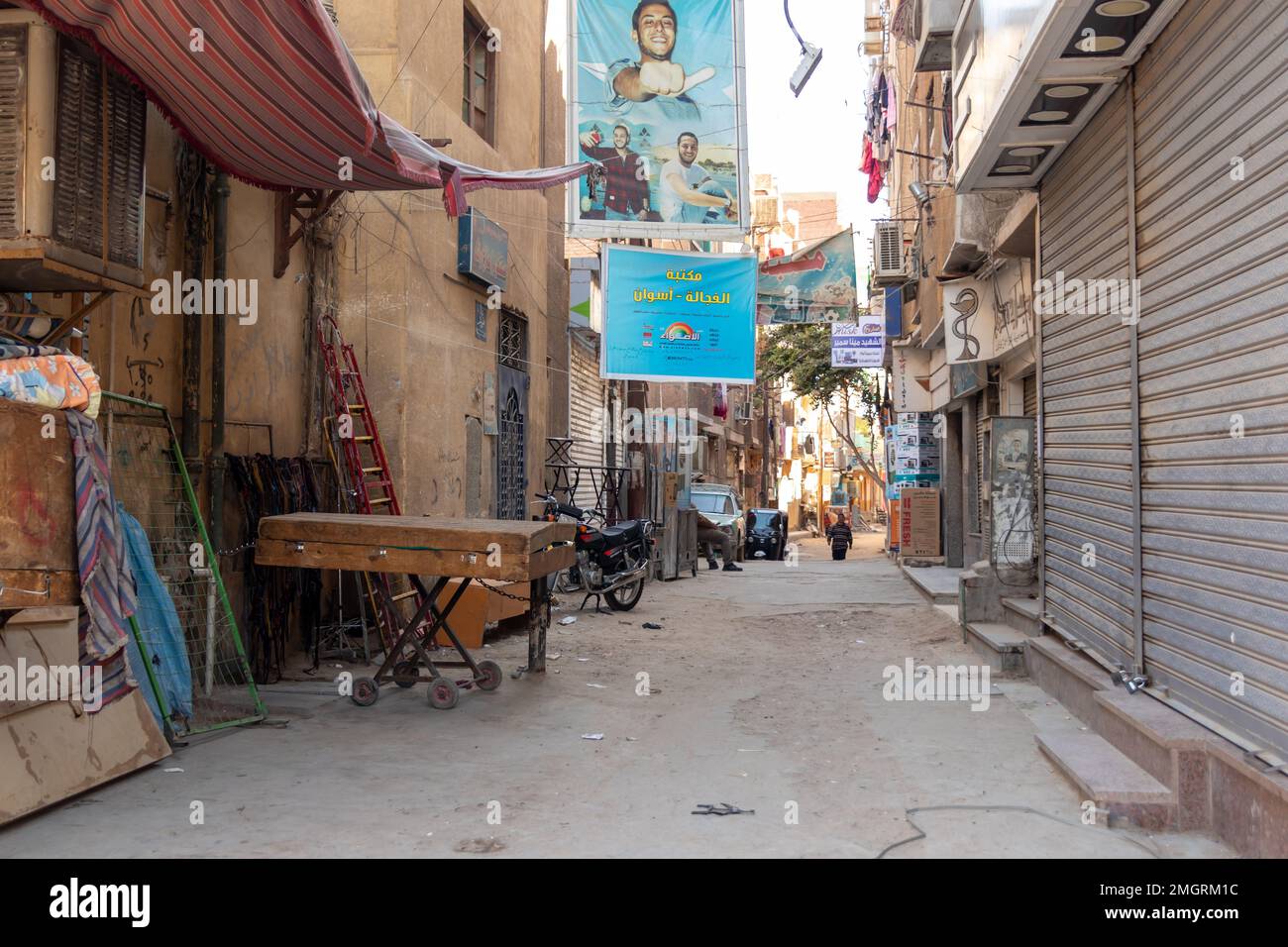 KAIRO, ÄGYPTEN - 30. Dezember 2022. Kairo echte Straßen im armen Land mit geschlossenen Geschäften auf dem traditionellen Straßenmarkt in Afrika Stockfoto