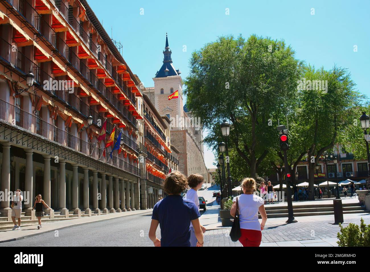 Touristen im Plaza Zocodover Toledo Castile-La Mancha Spanien Stockfoto