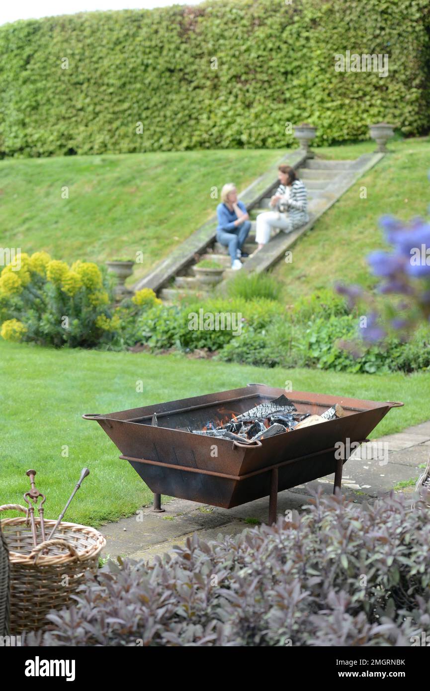 Landhaus mit Feuerstelle auf der Terrasse. Stockfoto