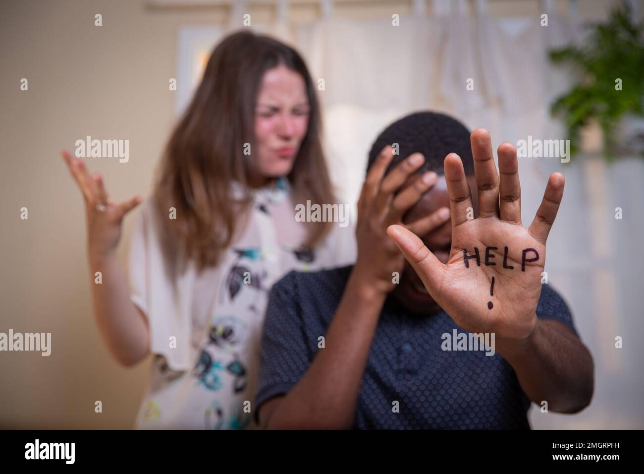 Ein Mann, der Opfer der Drohungen seiner Frau ist, bittet um Hilfe, Probleme im häuslichen Leben und im Paarleben Stockfoto